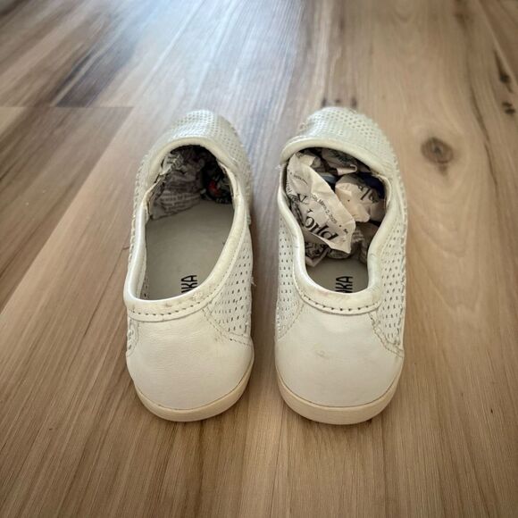 Minnetonka Womens Slip On Size 7.5 White Perforated Breathable Casual Comfort - Picture 3 of 7